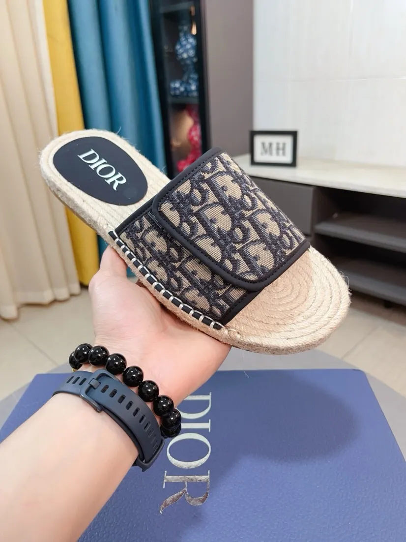 Men's men's shoes💰320🌸🌸High-end version. DIOR💁Men's slippers, high-end and upscale [strong][strong], compare quality at counters. The upper is hand-drawn, a combination of native hemp and raw rubber sole [strong][strong], breathable and non-slip outsole [rose][rose], breathable and comfortable lambskin lining, density 100% comfortable [gift][gift], original wear-resistant code number 38-44. Can be customized 45-46-47